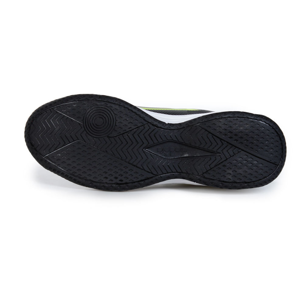 Tênis esportivo Diadora Loosa Preto Unissex em ângulo frontal com cadarço e solado branco