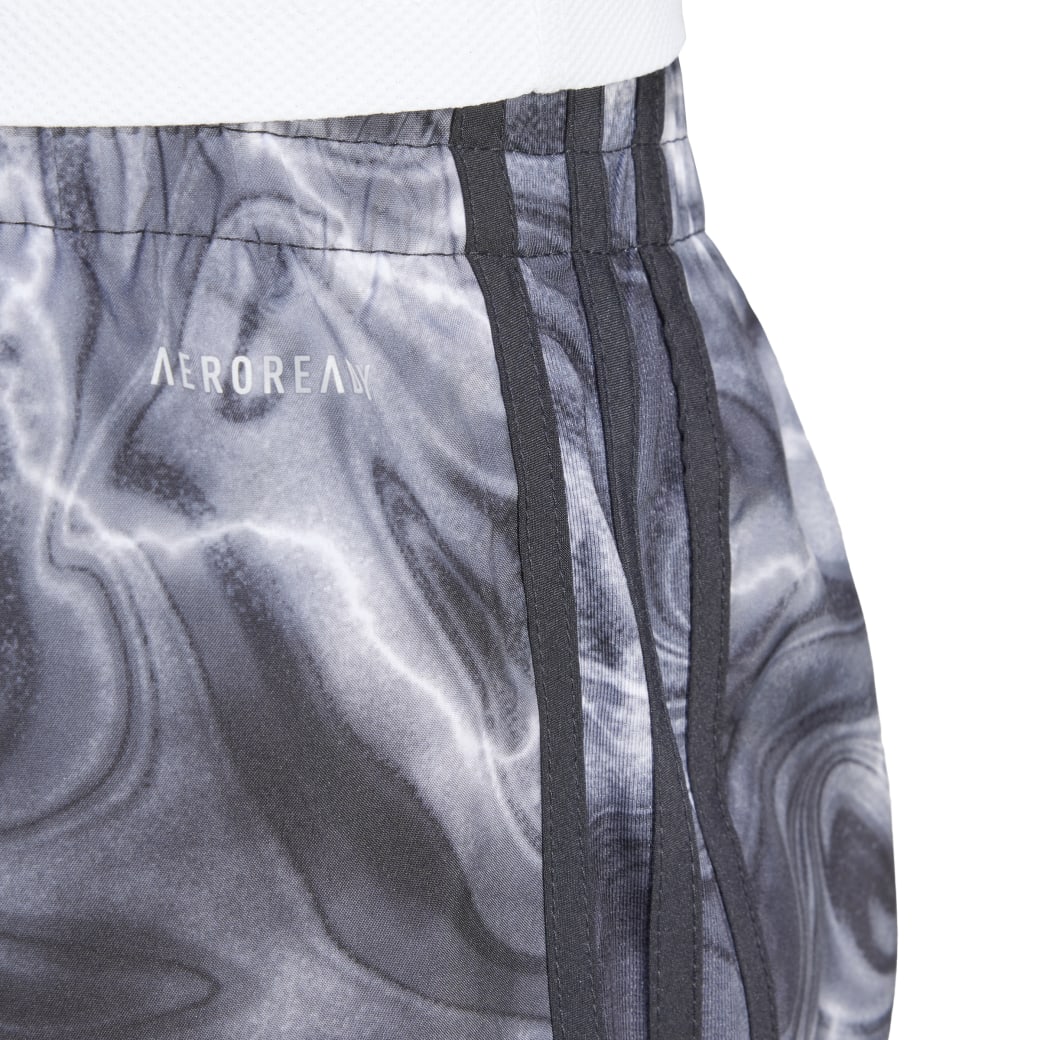 IL1665_7_APPAREL_On-Model_Detail-View-2_white