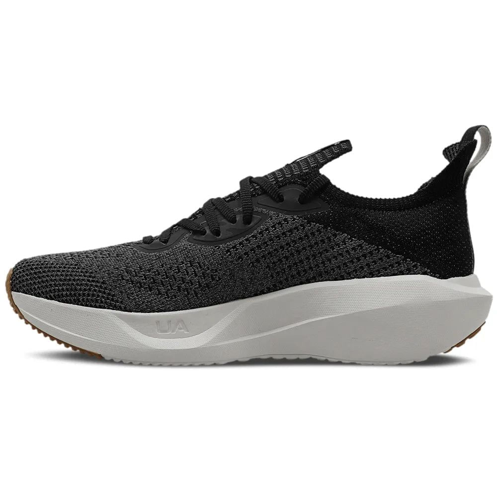 Tênis esportivo unissex Under Armour cinza visto de outro ângulo destacando detalhes do solado