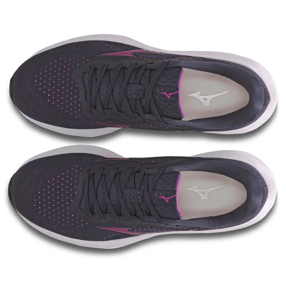 Vista superior do tênis Mizuno Virtue feminino, cabedal marinho em mesh com perfurações rosa e cadarços marinhos.