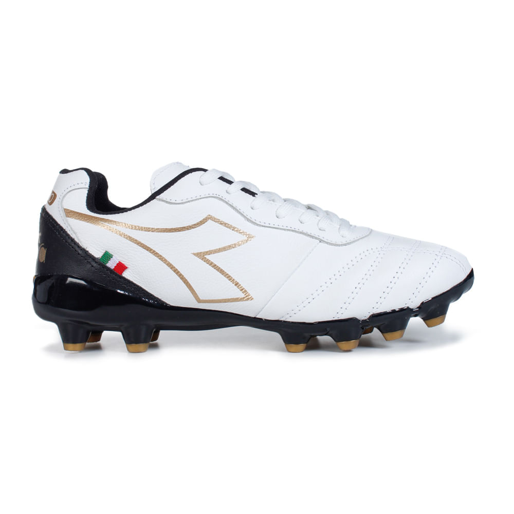 Chuteira unissex Diadora Calcio campo perfil lateral direito branca com dourado e solado preto com travas douradas