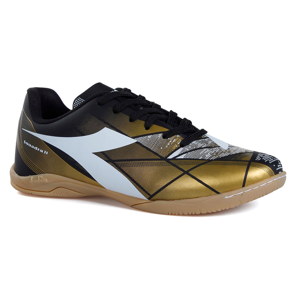 Chuteira unissex Diadora Squadra II preto e dourado vista lateral direita
