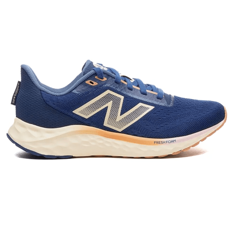 Tênis New Balance Fresh Foam Arishiv4 azul com logo bege, entressola off-white e sola marrom-claro, vista lateral direita