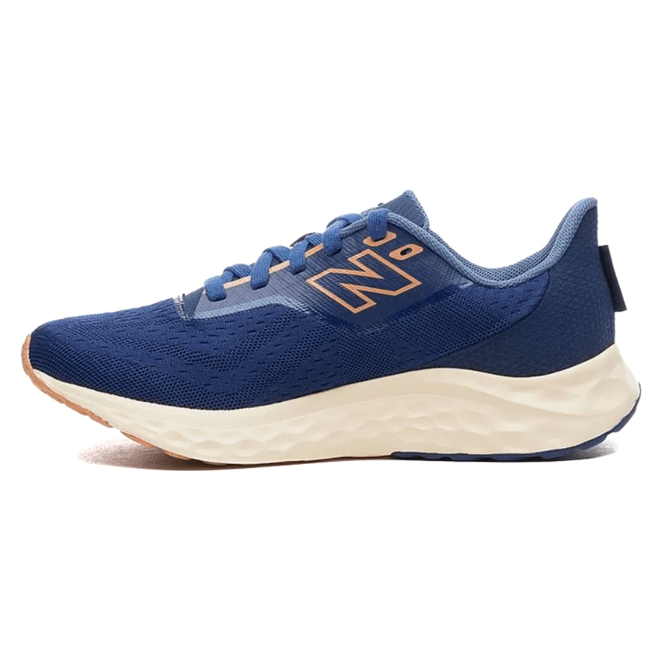 Tênis New Balance Fresh Foam Arishiv4 azul vista lateral esquerda com detalhes salmão