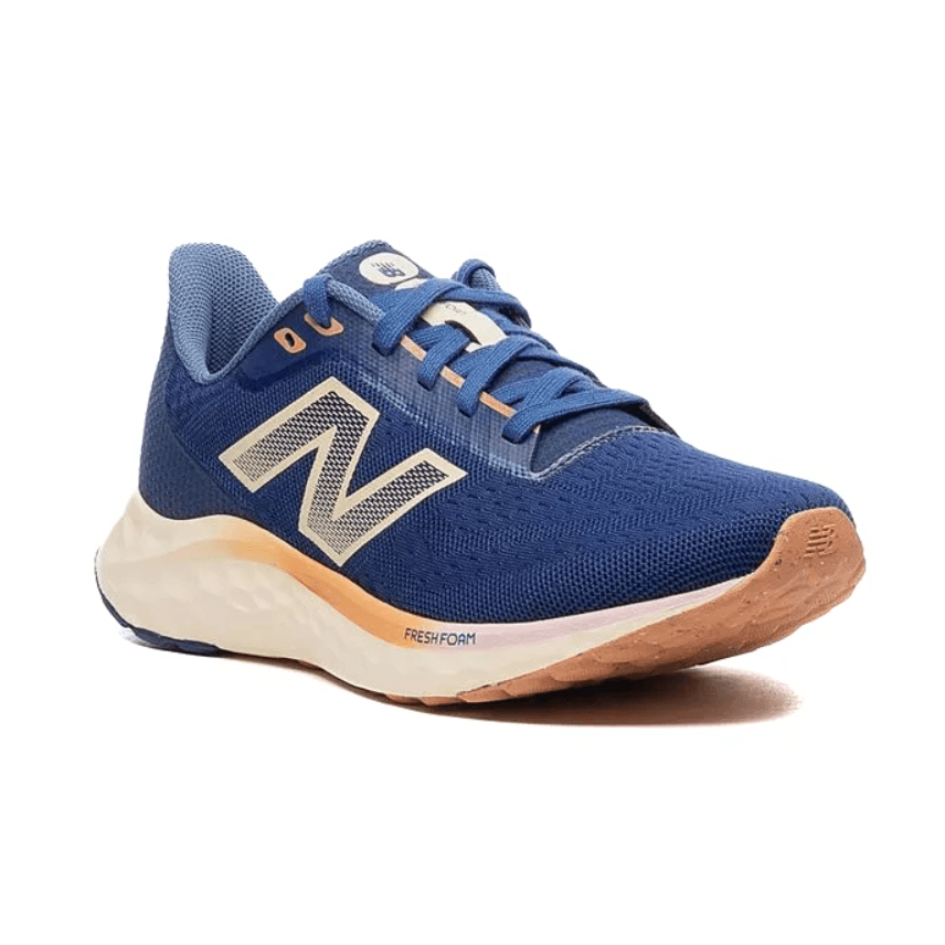 Tênis New Balance Fresh Foam Arishiv4 azul vista frontal com detalhes salmão