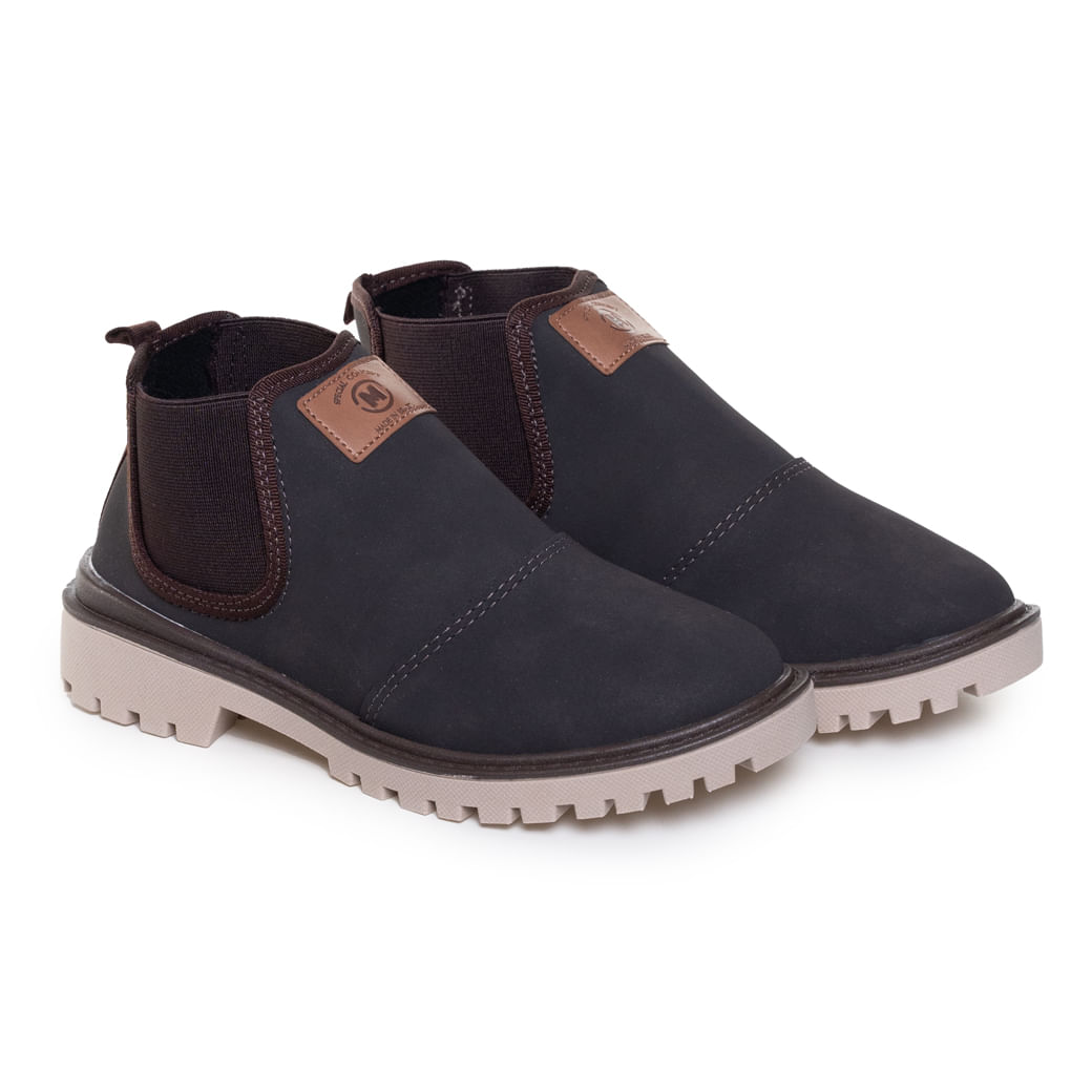 Par de botas Chelsea infantil Molekinho cor café escuro lado a lado com detalhes do elástico lateral e solado antiderrapante