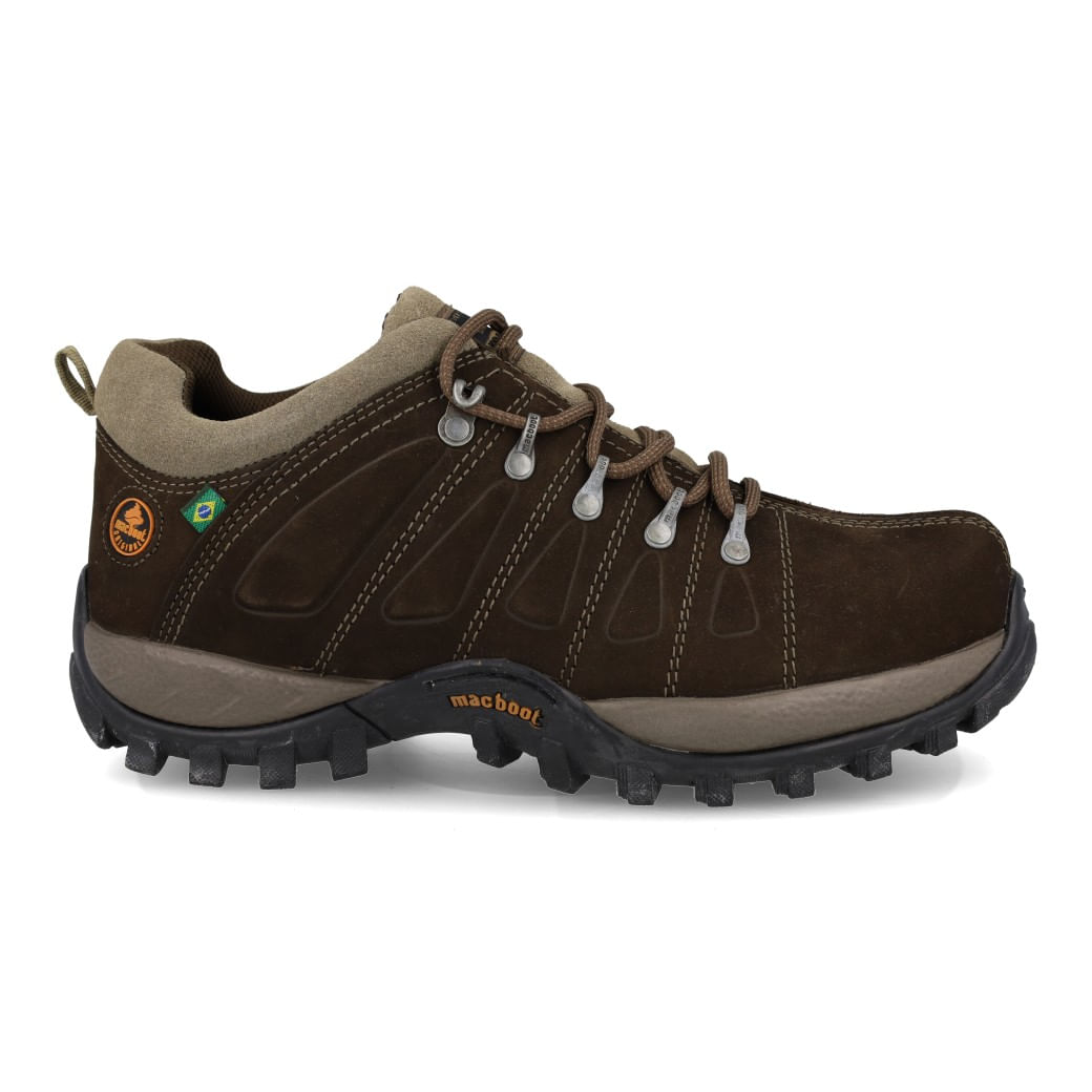 Tênis Macboot Adventure Uirapuru masculino marrom mostrado em perfil lateral esquerdo com couro nobuck e solado tratorado preto.