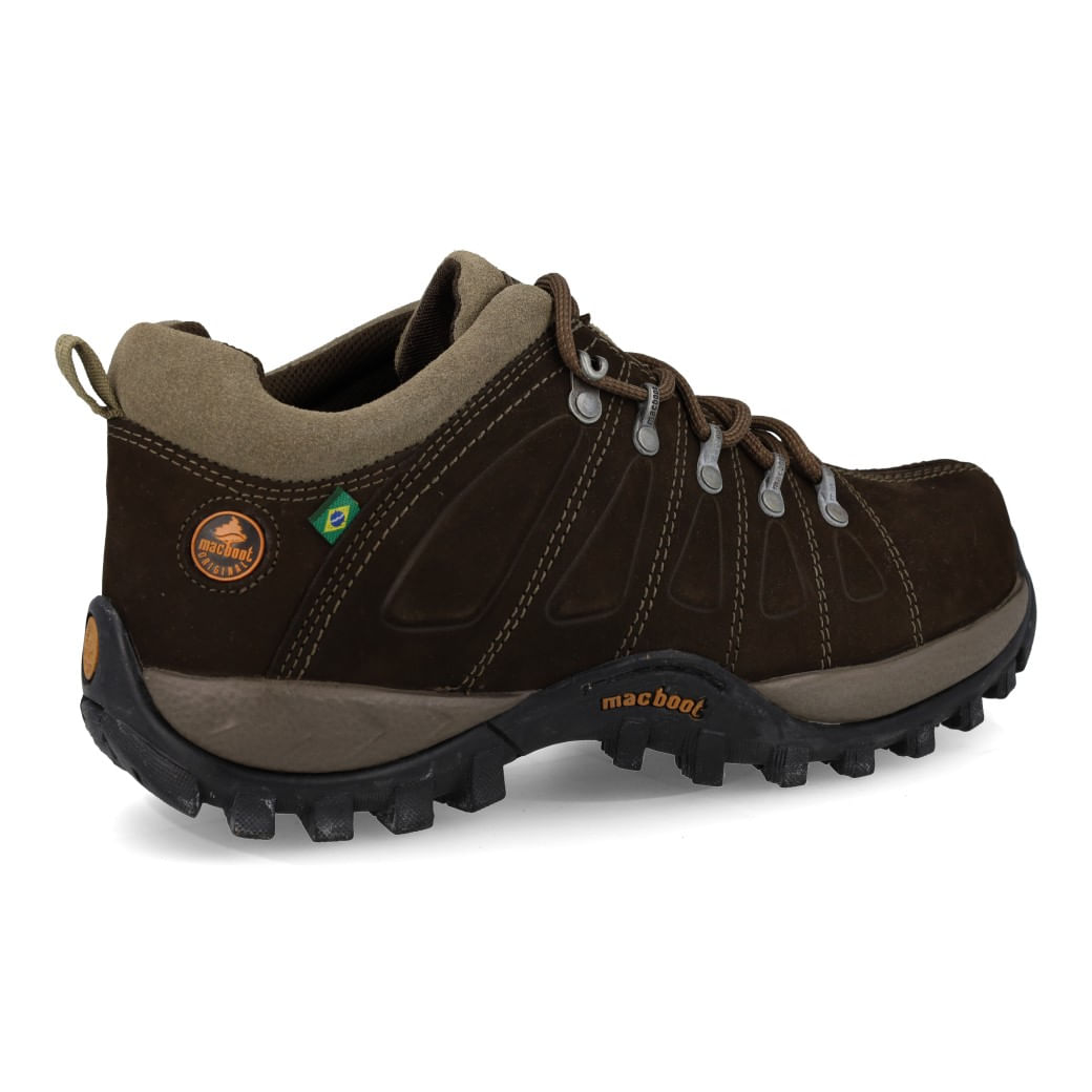 Tênis Macboot Adventure Uirapuru masculino marrom vista lateral direita com destaque para logo e acabamento.