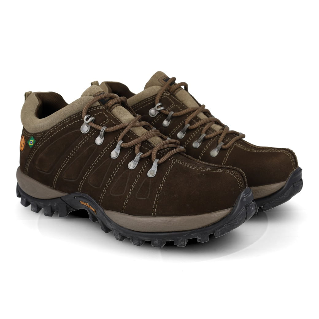 Par de tênis Macboot Adventure Uirapuru masculino marrom mostrando cabedal e sistema de amarração.