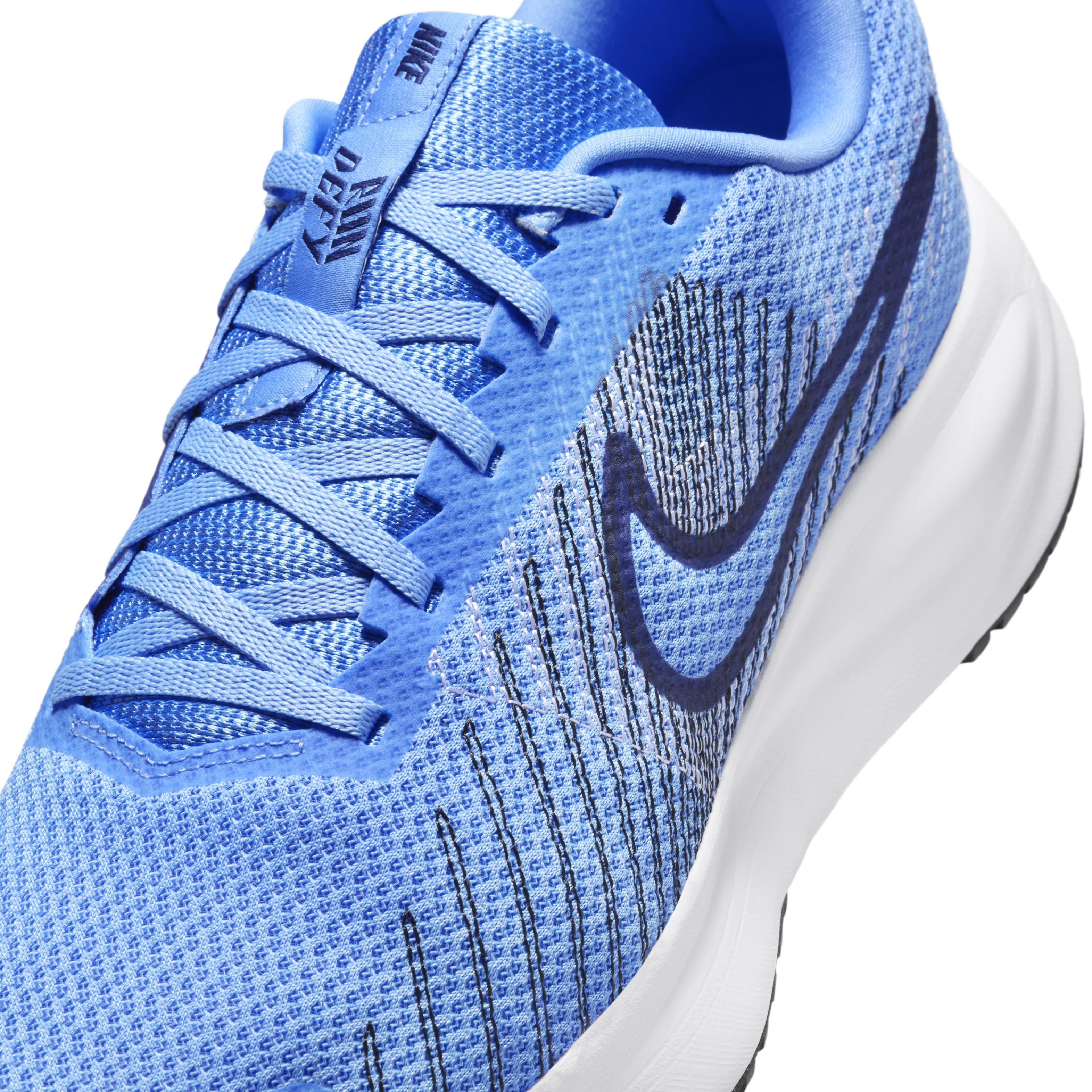 Tênis Nike Run Defy Masculino Azul em detalhe lateral destacando conforto e design