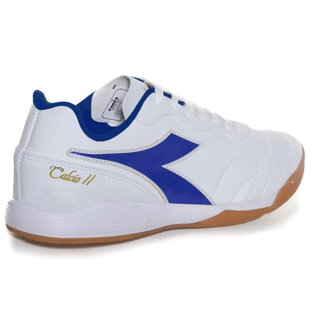 Chuteira futsal Diadora Calcio II branca com detalhes azuis vista lateral interna com etiqueta de tamanho
