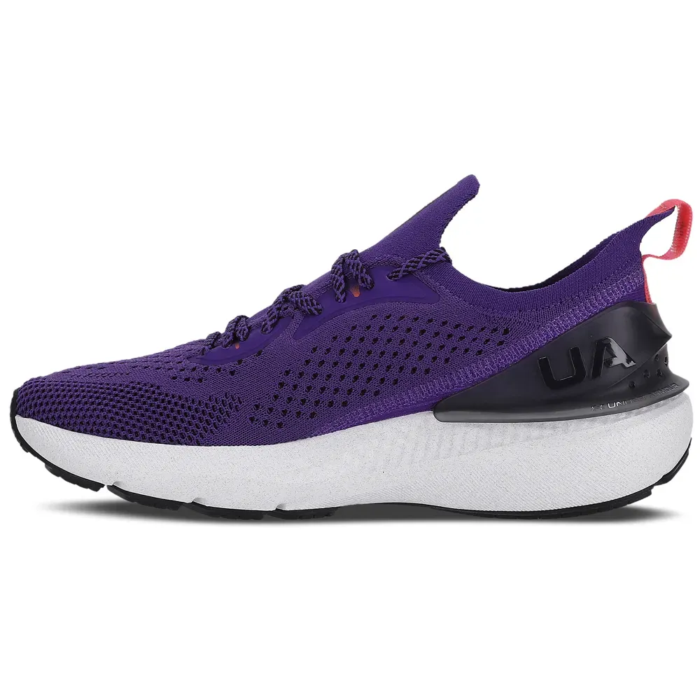 Tênis masculino Under Armour Charged Quicker na cor roxa, vista lateral direita, destacando design moderno e fechamento por cadarço