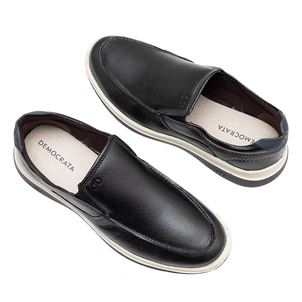 Par de mocassins Democrata Leave preto masculino vista aérea inclinada