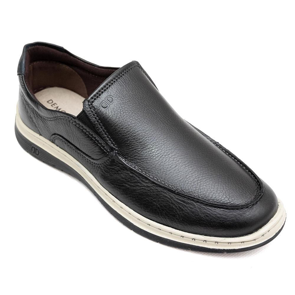 Close frontal do mocassim Democrata preto mostrando textura do couro e detalhes de costura