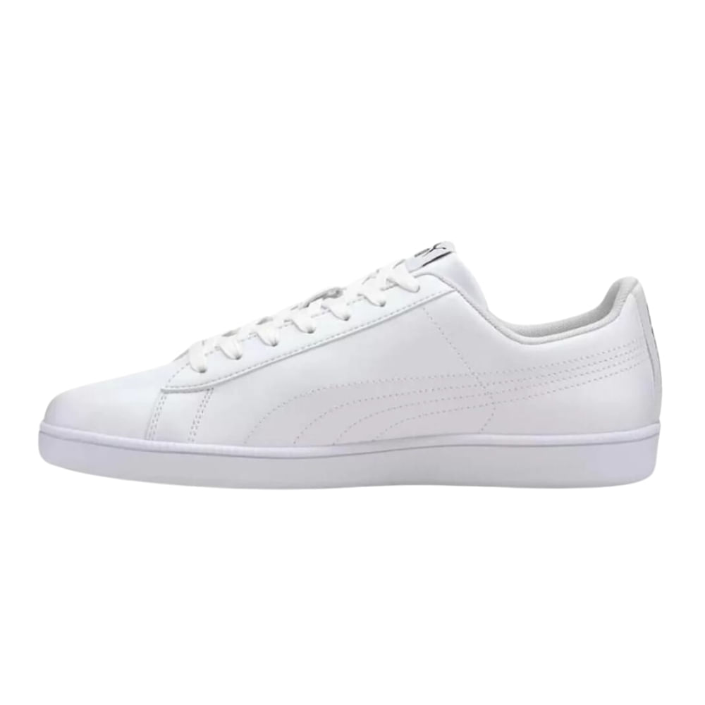 Tênis Puma Up Casual branco visto pelo lado esquerdo, destacando o acabamento e costuras