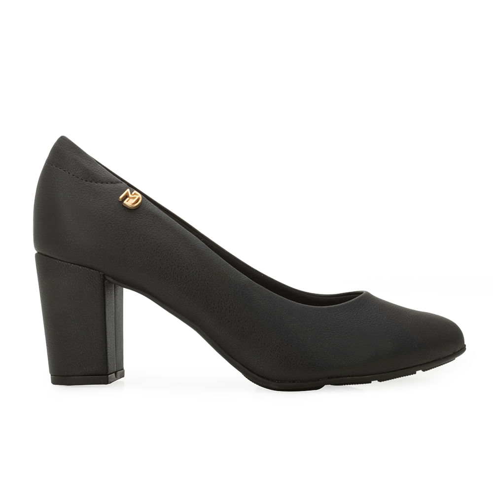 Perfil lateral do sapato feminino preto com salto bloco médio e detalhe dourado