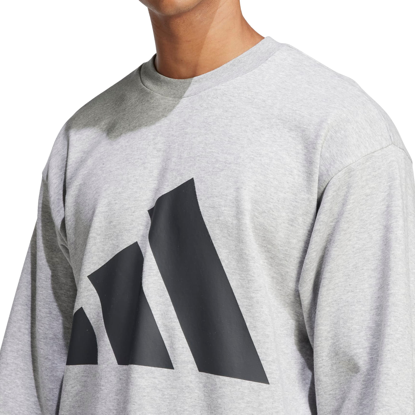 JE8952_5_APPAREL_On-Model_Detail-View-1_white