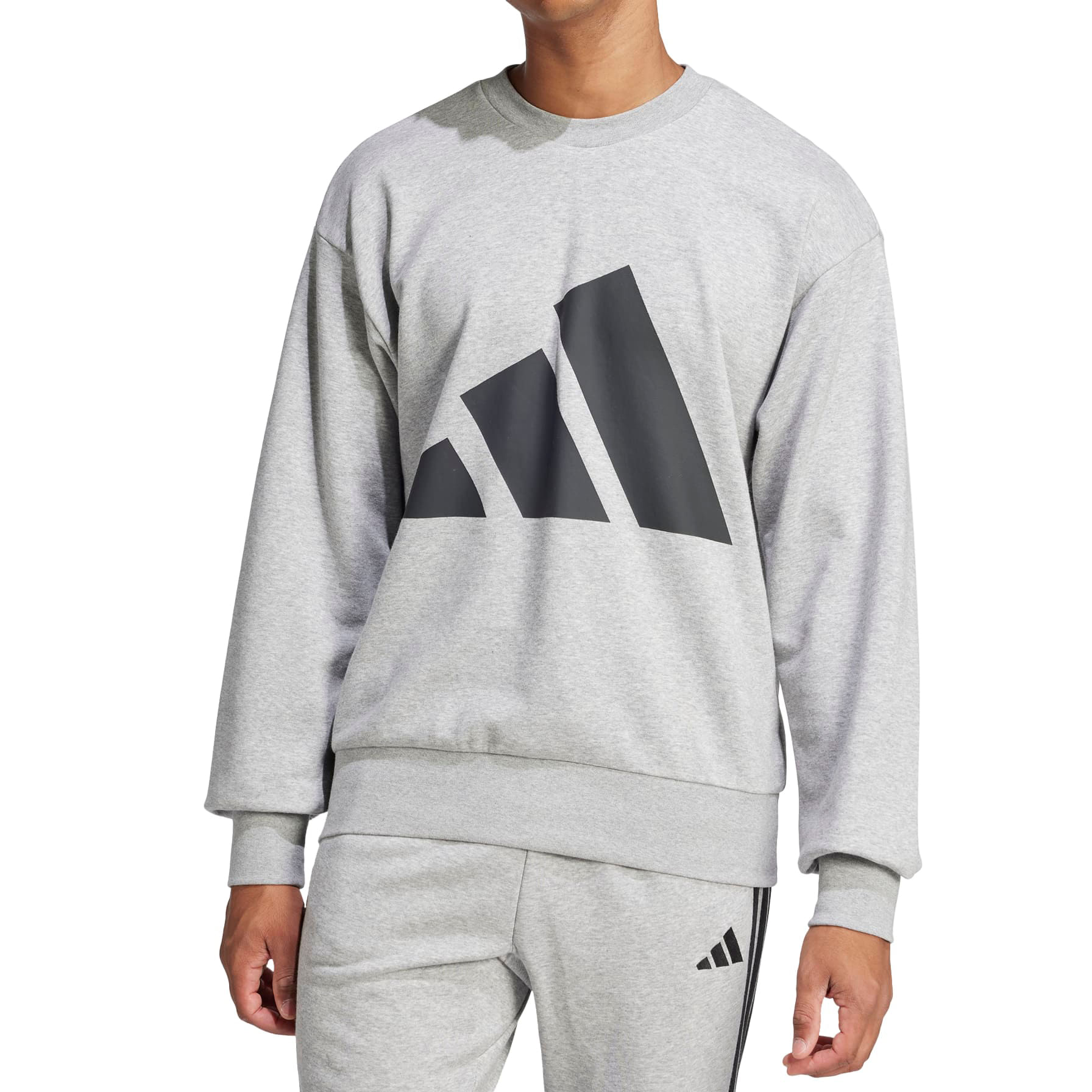 JE8952_2_APPAREL_On-Model_Standard-View_white