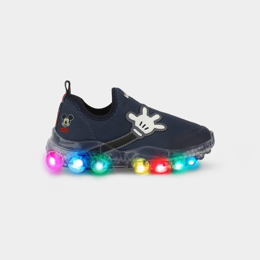 Tênis infantil marinho com luzes LED coloridas no solado transparente e logo Mickey na lateral