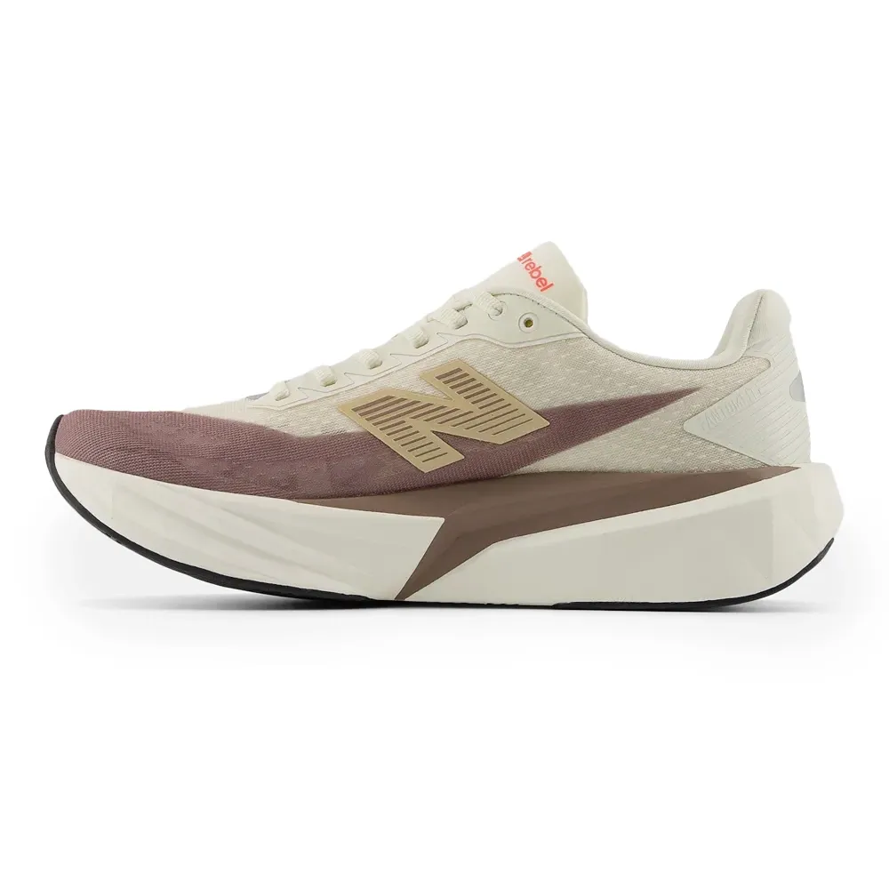 Tênis New Balance FuelCell Rebel v5 feminino off white vista lateral esquerda mostrando cadarços e sola preta