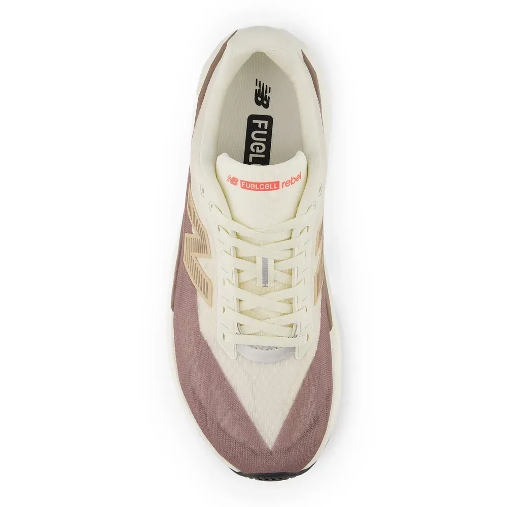 Visão superior do tênis New Balance FuelCell Rebel v5 feminino off white mostrando palmilha e cadarços