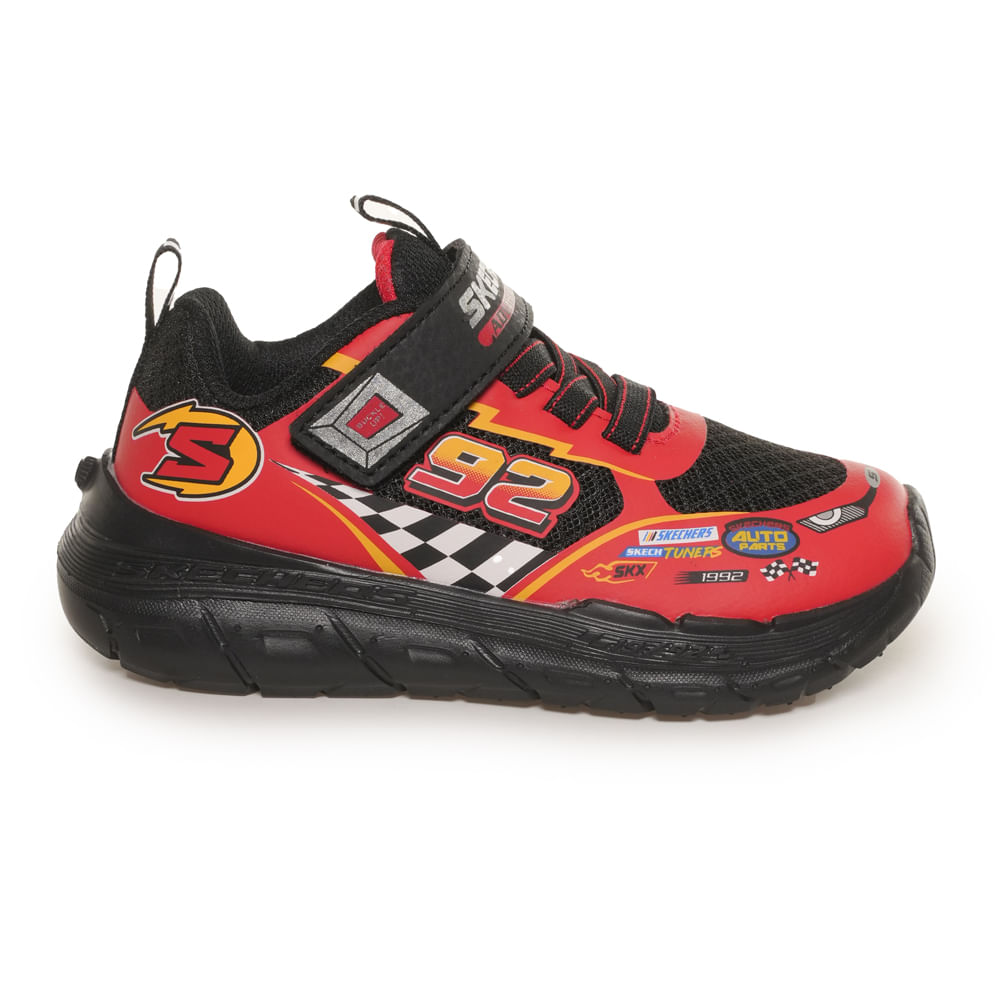 Tênis infantil Skechers Tracks preto com detalhes vermelhos, vista lateral direita mostrando cabedal mesh e solado robusto
