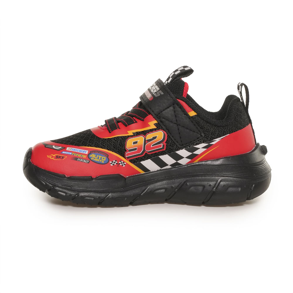 Tênis Skechers Tracks infantil preto com painel vermelho e solado largo, vista lateral esquerda