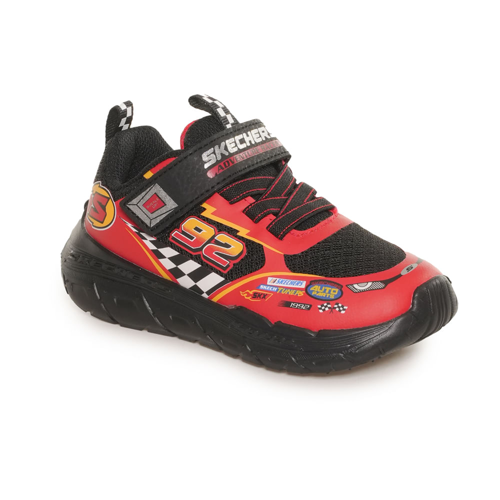 Tênis Skechers Tracks infantil preto em vista frontal 3/4 com detalhes vermelhos e cadarço elástico