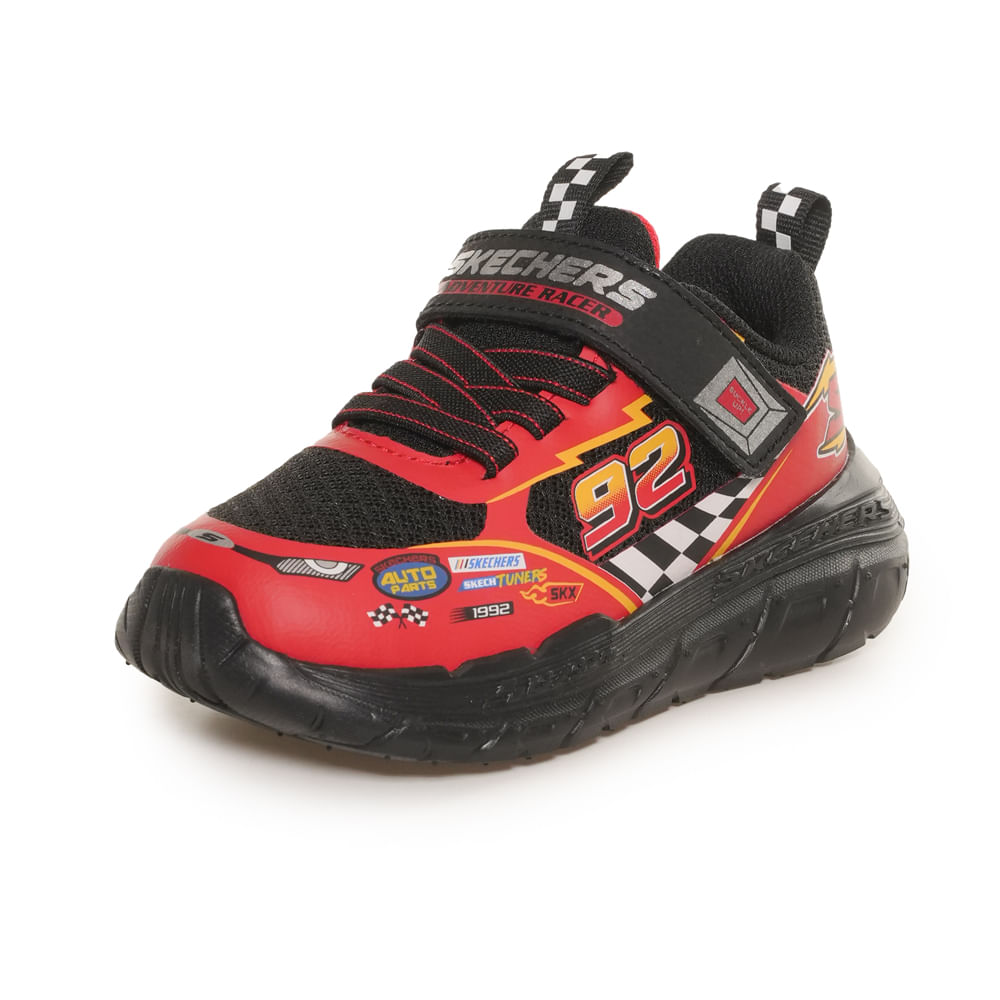 Close do tênis Skechers Tracks infantil preto mostrando detalhes do velcro e cadarço elástico