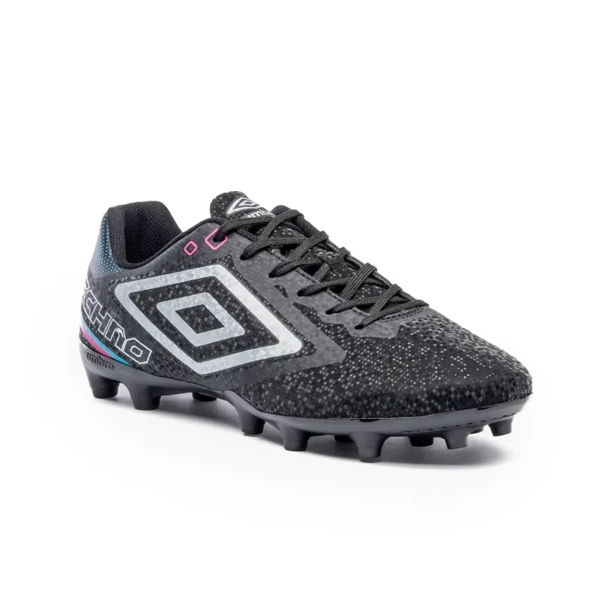 Chuteira Umbro Techno II Masculina preta vista frontal em ângulo 3/4