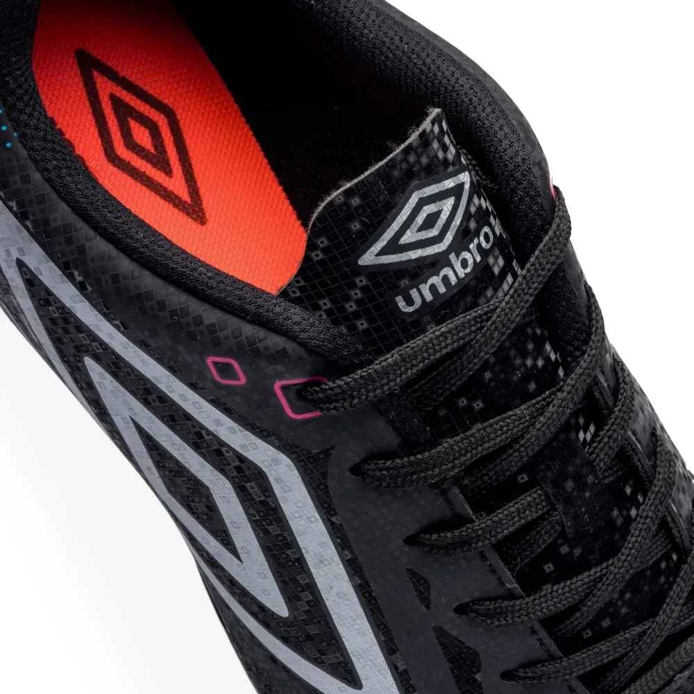 Close do colar e lingueta da chuteira Umbro Techno II Masculina preta mostrando palmilha e cadarço