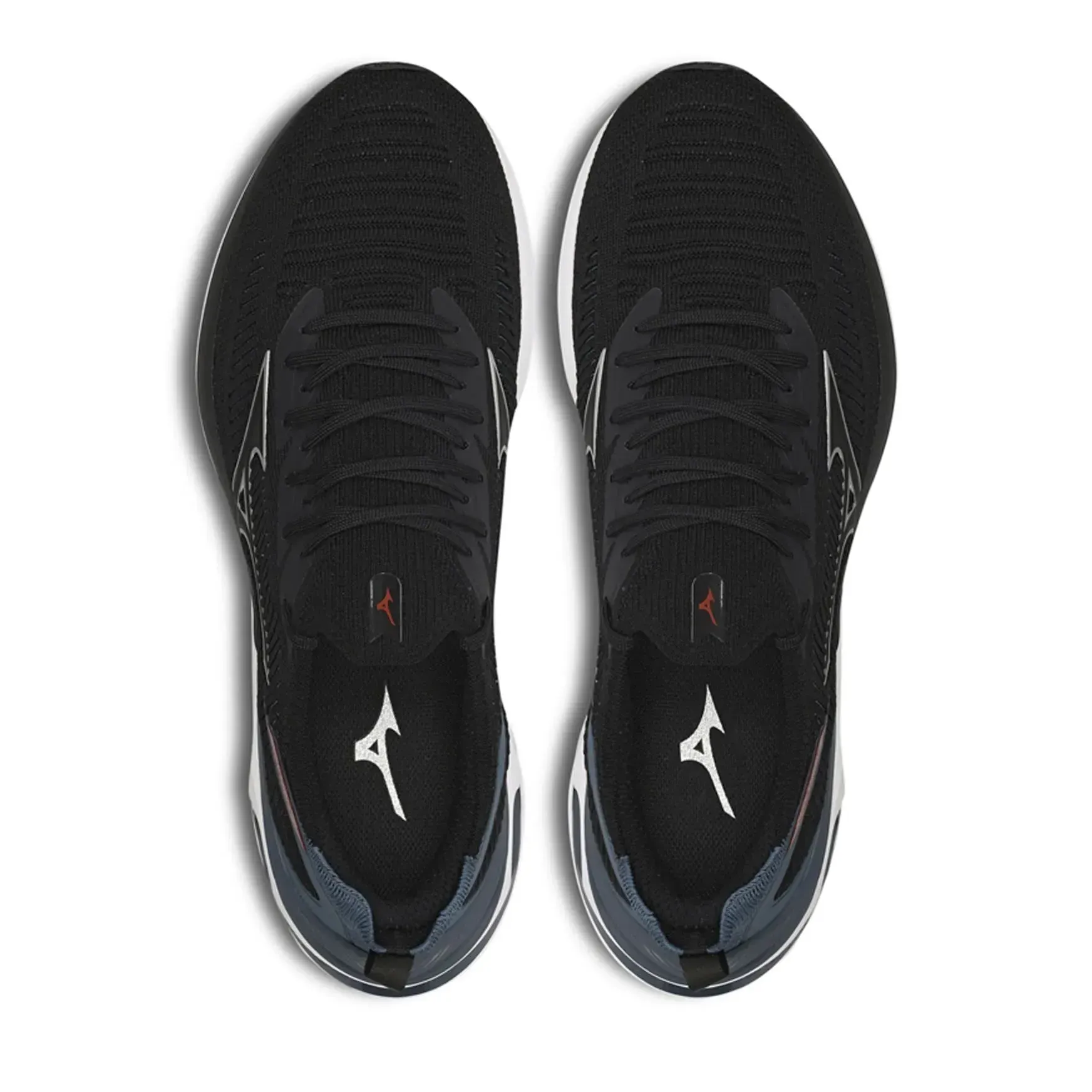 Tênis Mizuno Wave Mirai 7 Masculino Preto visto por trás com detalhes em cinza e vermelho