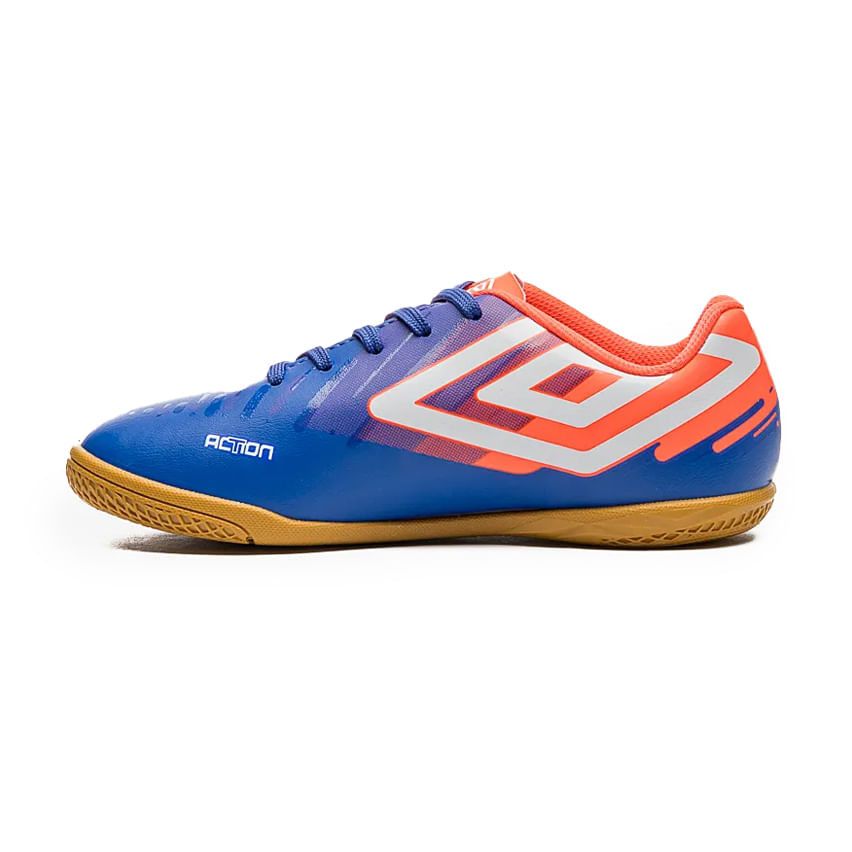 Chuteira Umbro Action JR vista lateral esquerda com cadarços azuis e solado caramelo