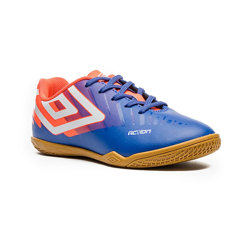 Chuteira Umbro Action JR infantil vista 3/4 frontal destacando cadarços e solado
