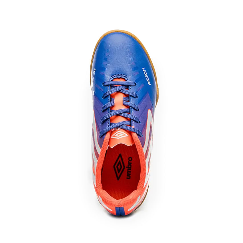Detalhe do cabedal e fechamento por cadarço da chuteira Umbro Action JR
