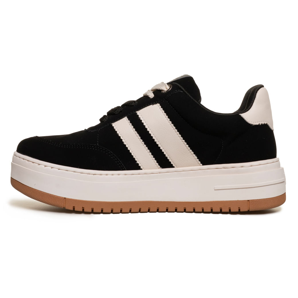 Perfil lateral do tênis flatform feminino preto mostrando costuras e sola plataforma branca