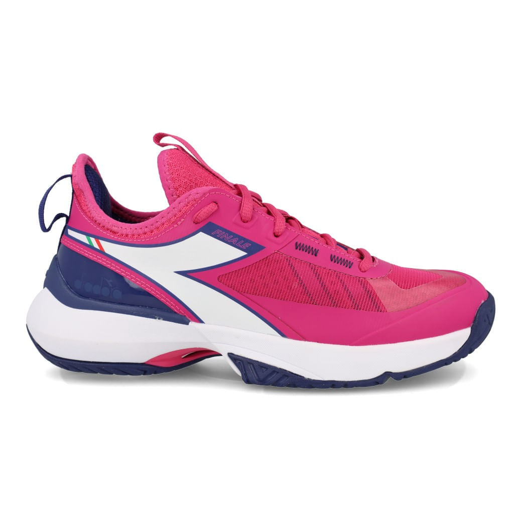 Perfil lateral direito do tênis Diadora Finale W rosa em fundo branco, destacando logo e detalhes do cabedal.