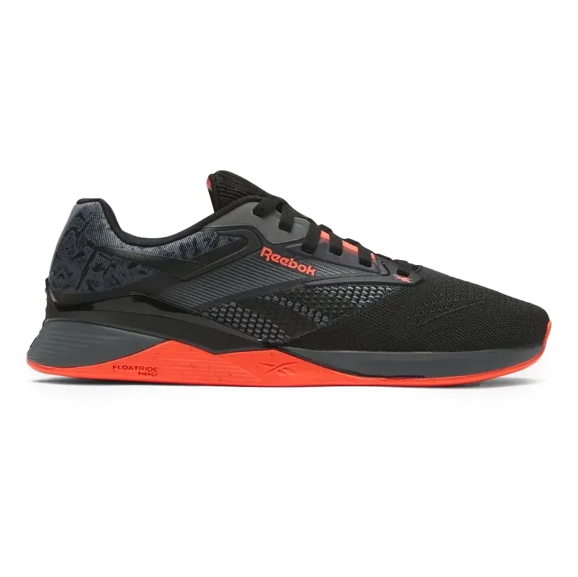 Perfil lateral esquerdo do Tênis Reebok Nano X4 masculino preto com entressola laranja e design moderno.