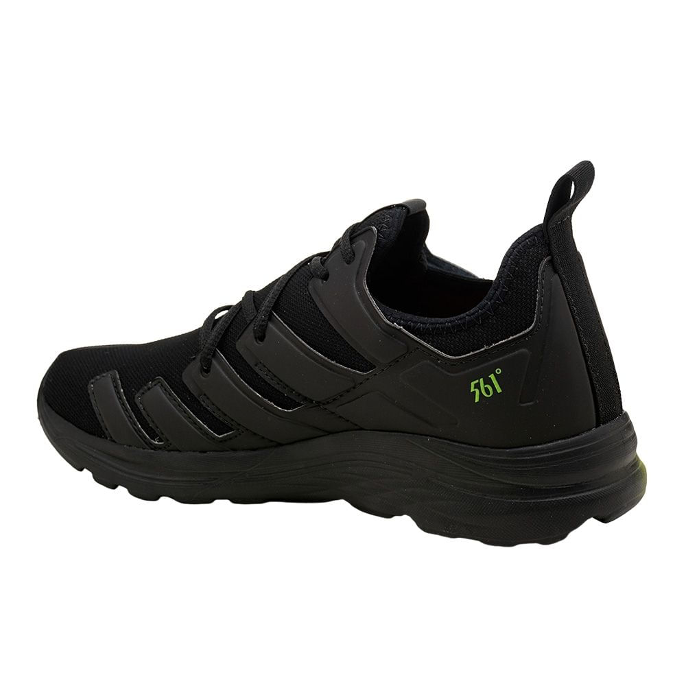 Tênis masculino preto vista lateral esquerda destacando tiras reforçadas e logo verde no calcanhar.