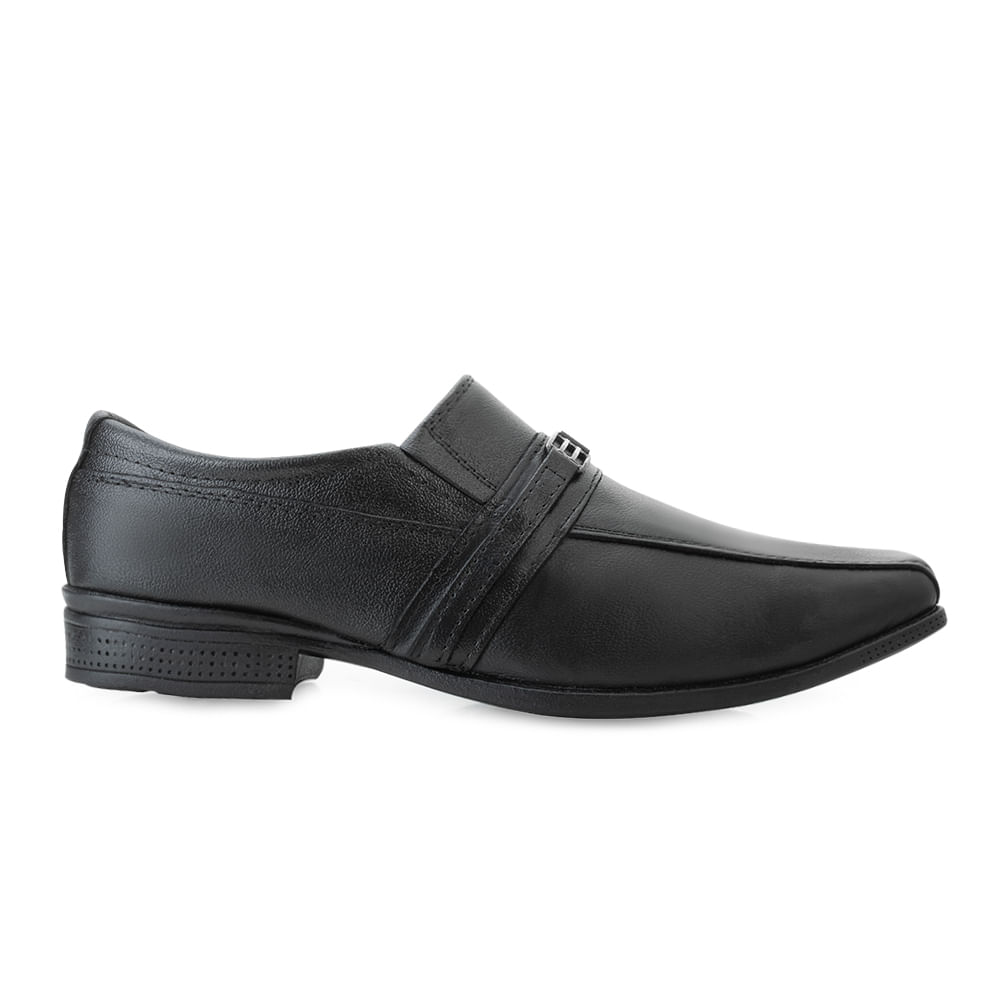 Vista lateral do sapato social masculino preto com detalhe metálico