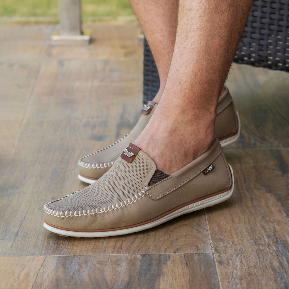 Mocassim Pegada Modern Style Couro Cinza Masculino visto de perfil lateral