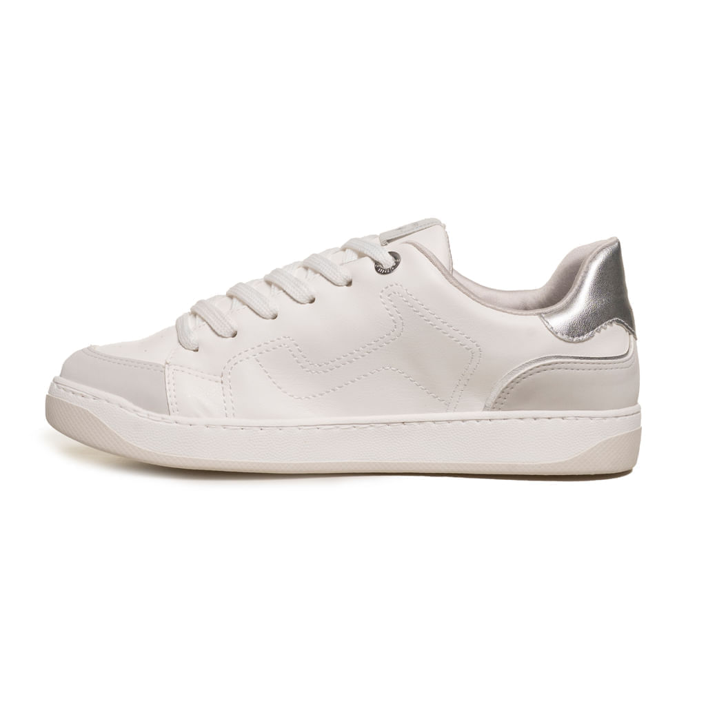 Close lateral do tênis feminino Off White Via Marte mostrando cadarços e detalhe prateado no calcanhar