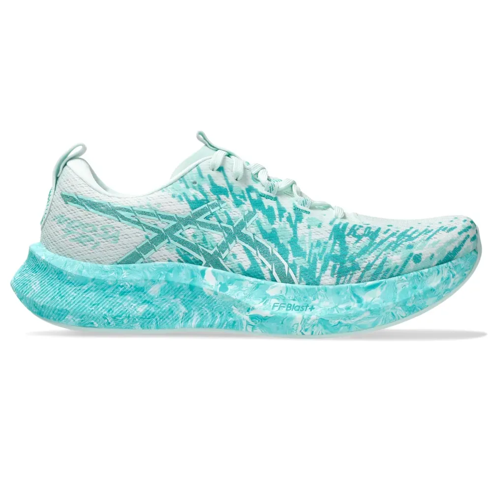 Tênis Asics Noosa Tri 16 masculino em perfil lateral direito com cabedal mesh azul e branco, entressola marmorizada azul água, cadarços brancos.