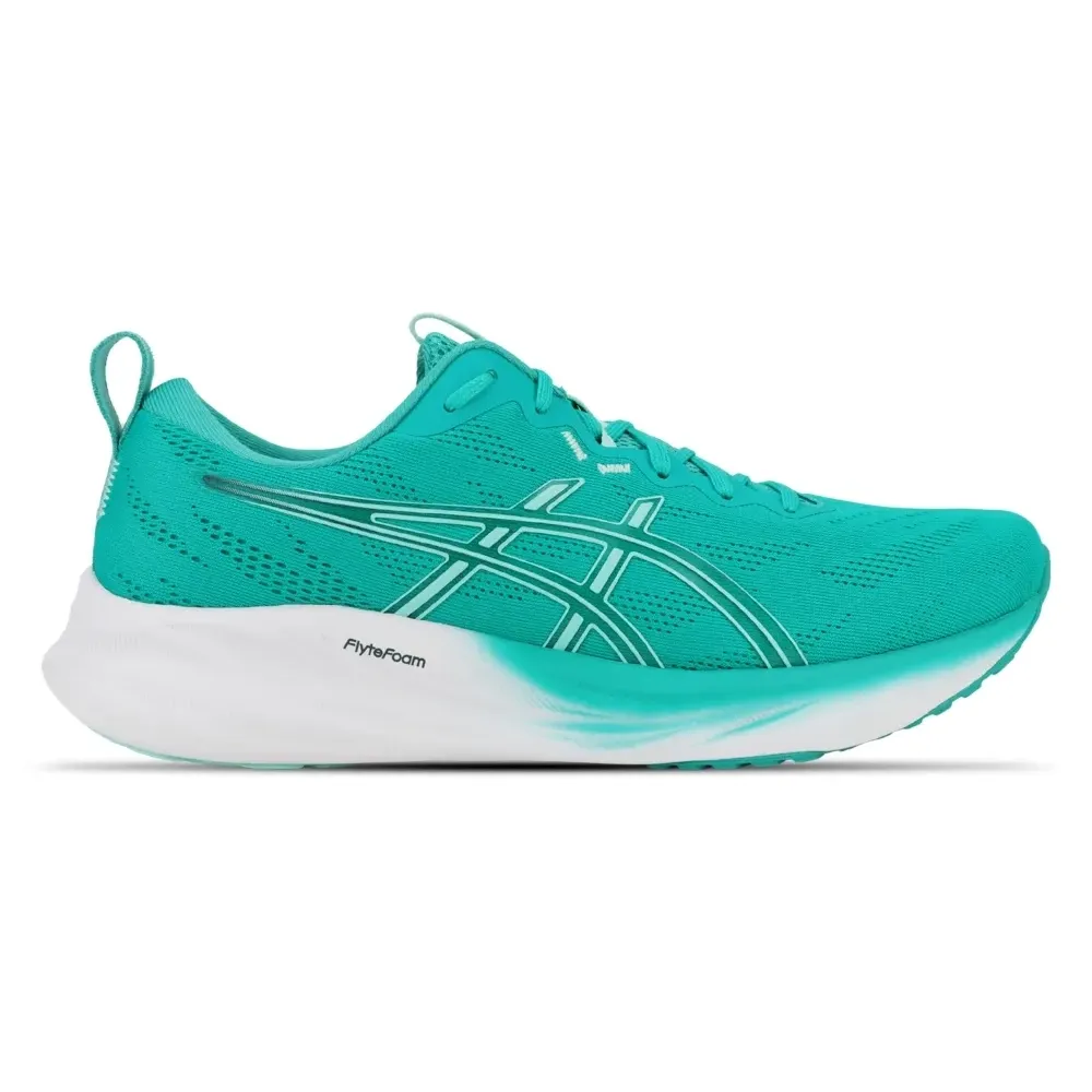 Tênis Asics Gel Pulse 16 Masculino Verde, lateral direito, cabedal em mesh respirável, entressola branca com tecnologia FlyteFoam e amortecimento GEL, fundo branco