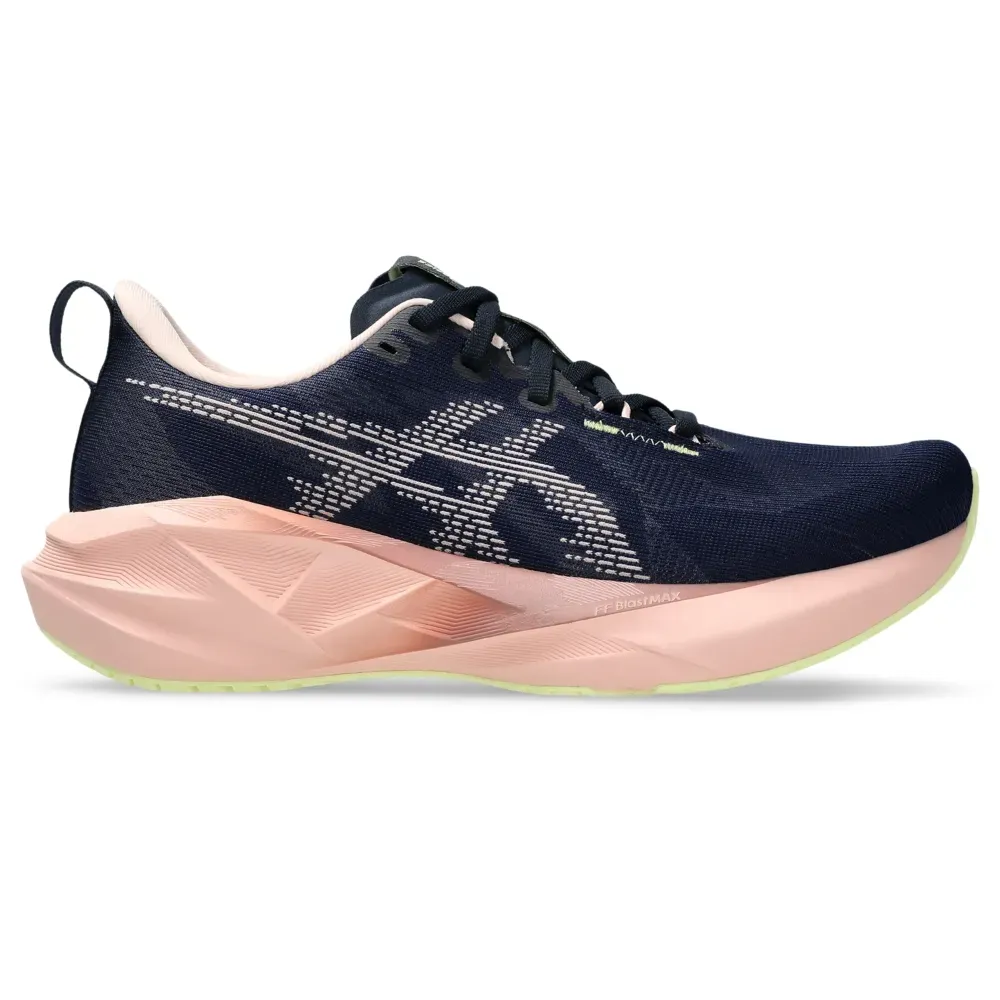 Tênis Asics Novablast 5 feminino marinho com cabedal em mesh jacquard reciclado, entressola rosa e sola verde clara, vista lateral direita
