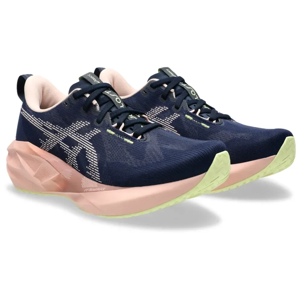 Tênis Asics Novablast 5 feminino marinho vista 3/4 frontal mostrando detalhes do cabedal e entressola