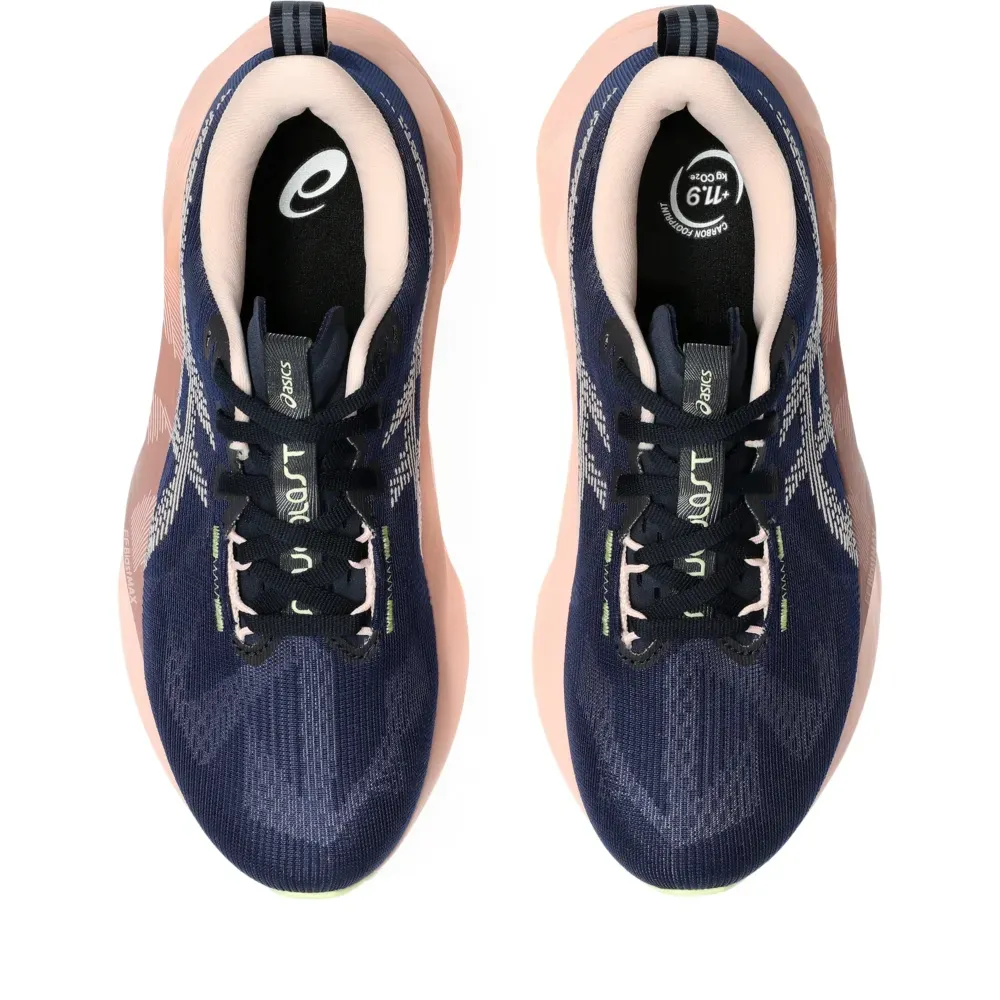 Vista superior tênis Asics Novablast 5 feminino marinho destacando lingueta e entressola