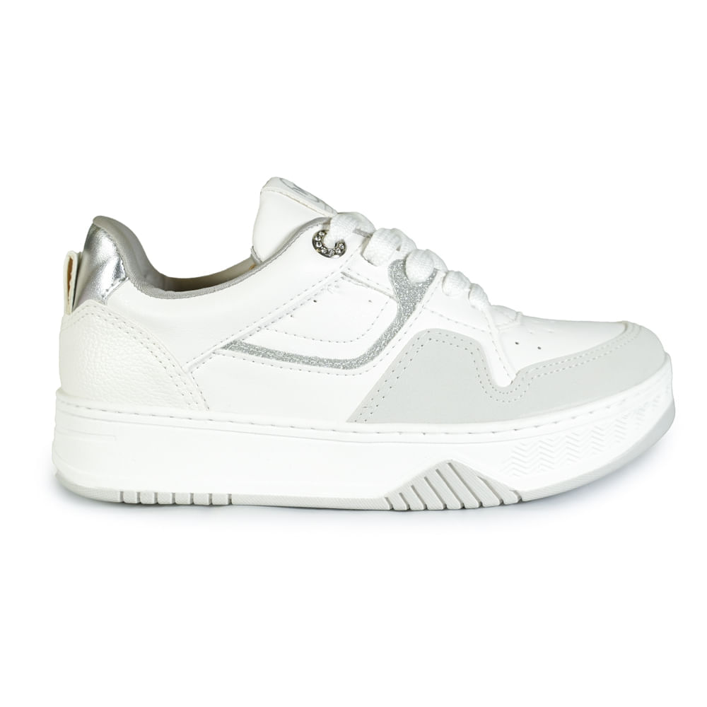 Tênis feminino casual Via Marte branco com detalhes prateados, solado grosso e design moderno
