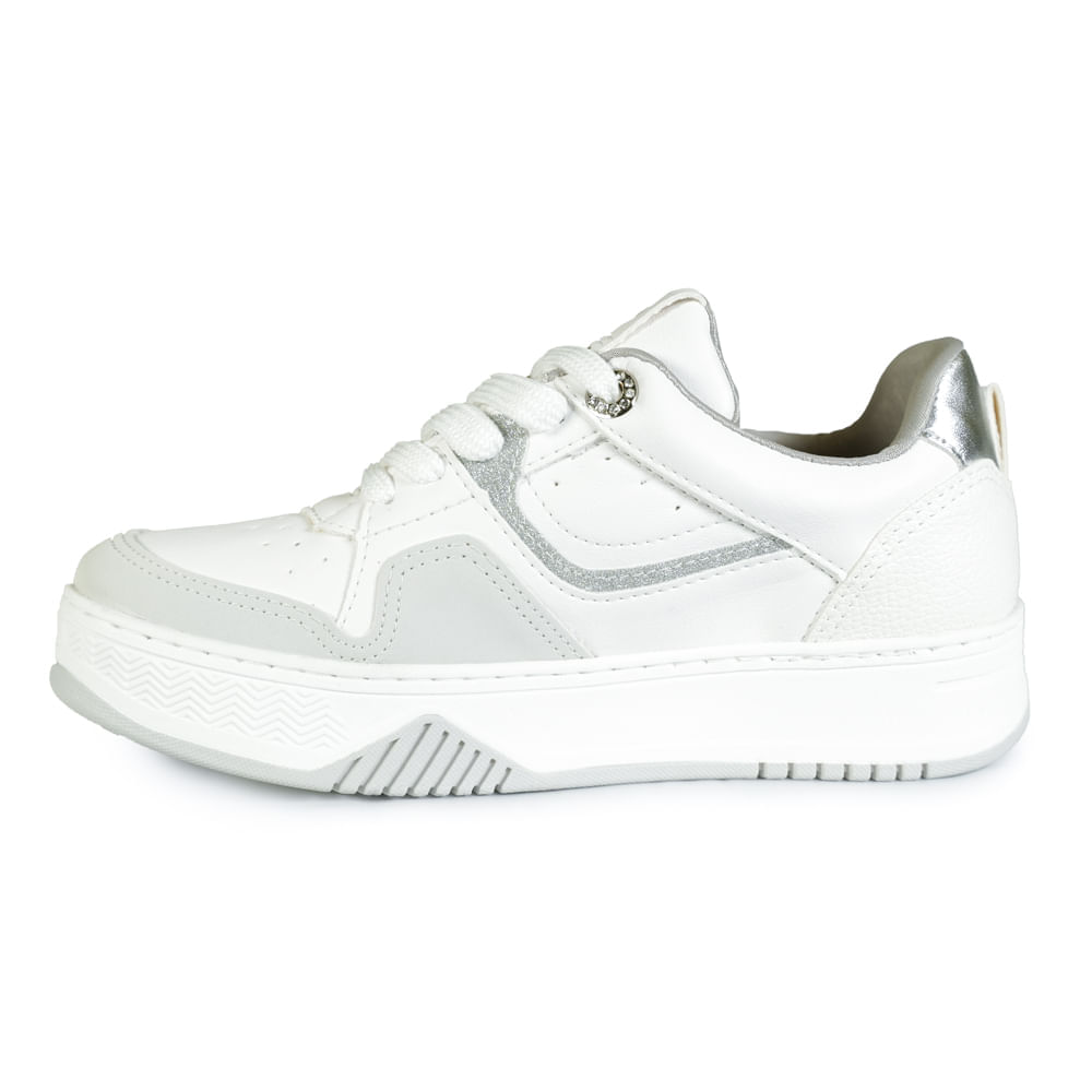 Tênis feminino Via Marte branco visto de lado com detalhes prateados e solado branco