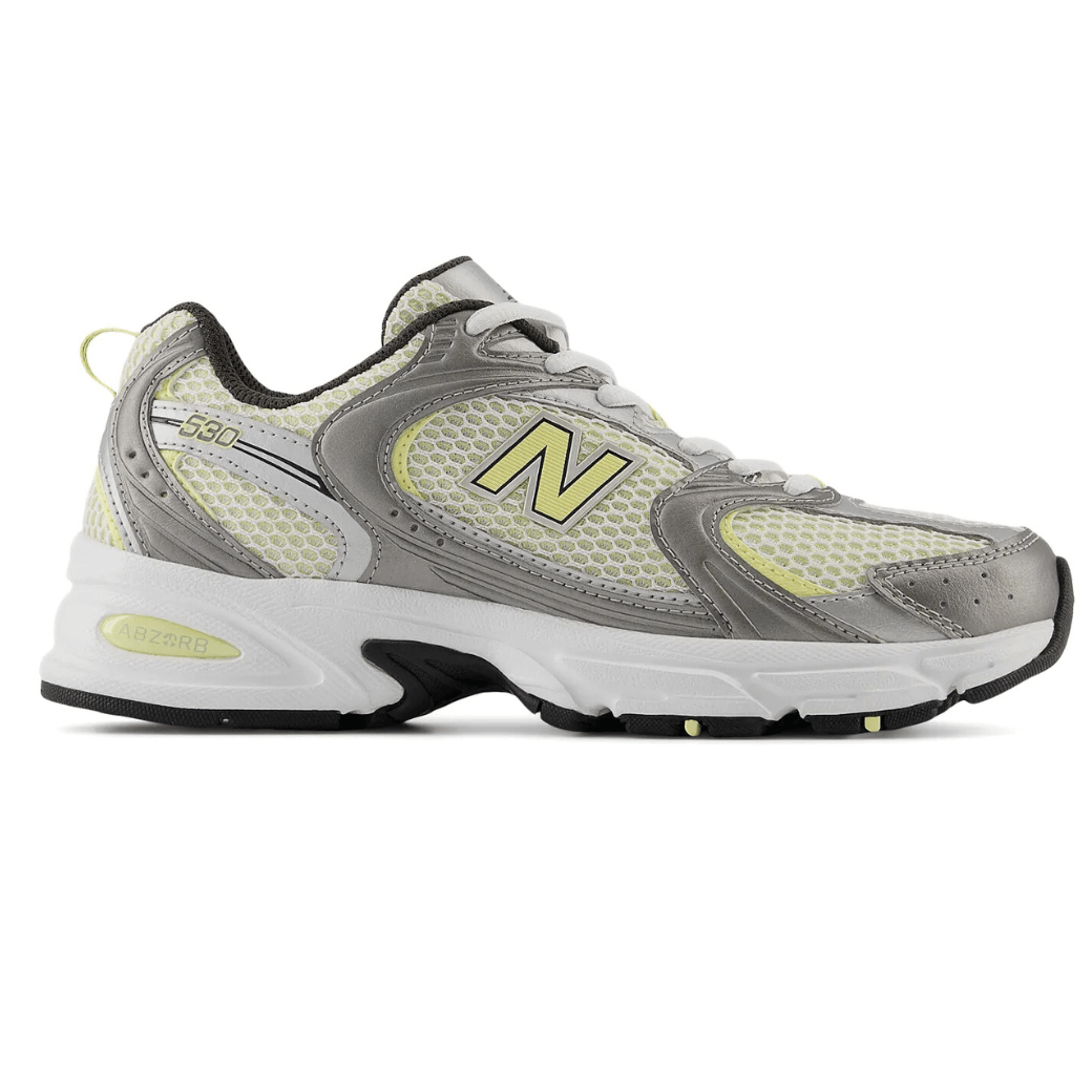 Tênis New Balance 530 feminino cinza visto de perfil direito com cabedal em malha respirável e sobreposições em camurça e material sintético, entressola branca e solado preto com detalhes amarelos